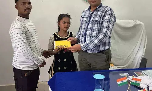 Dantewada News: जिला प्रशासन द्वारा दृष्टिबाधित ’पार्वती’ को दिया गया मोबाईल