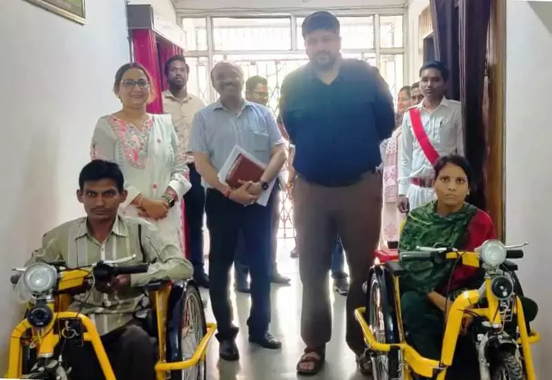 Raipur News: मुख्यमंत्री विष्णुदेव साय के निर्देश पर दो दिव्यांग को मिला बैटरी चलित ट्राई सायकल