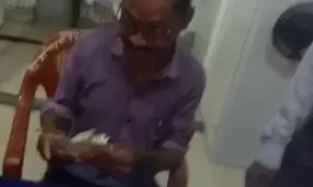 Kondgaon clerk suspended: रिकॉर्ड रूम से दस्तावेज निकालने के नाम पर रिश्वत लेने वाले लिपिक को कलेक्टर ने किया निलंबित