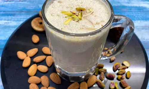 Dry fruits smoothie Recipe  : ड्राई फ्रूट्स स्मूदी से रहे फुर्तीले, Read Recipe and Benifits