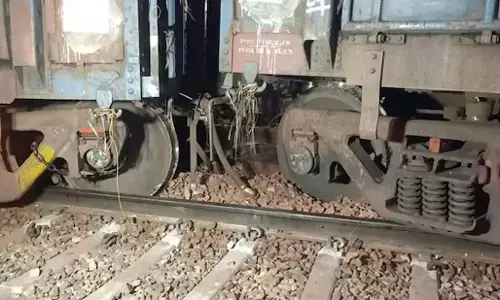 Gujarat Train Accident: गुजरात में वलसाड और सूरत स्टेशन के बीच पटरी से उतरी मालगाड़ी, कोई हताहत नहीं