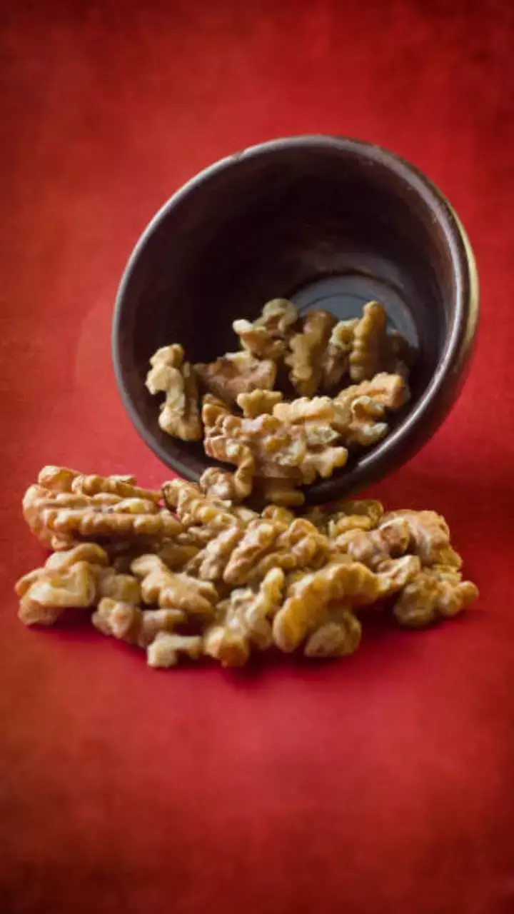 Akhrot Khane Ke Fayde: भिगोकर अखरोट खाने से लंबी आयु तक रहेंगे फिज़िकली-मेंटली फिट, जाने कमाल के फायदे...