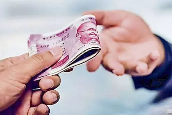 Sagar News: रिश्वत लेते पकड़ाए सहायक आयुक्त, कार्रवाई की धमकी देकर हर महीने मांगते थे 5000 रूपए, कोर्ट ने सुनाई जेल की सजा