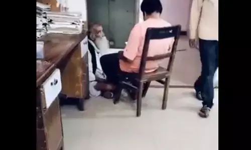 MP News: दफ्तर में मालिश! ड्यूटी के दौरान बैंक मैनेजर करवा रहा था मसाज, वीडियो वायरल