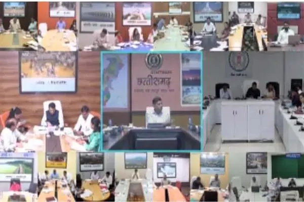 Chhattisgarh News: मुख्य सचिव की क्‍लास: 6 विभाग को मिली सड़कों से मवेशी खदेड़ने की जिम्‍मेदारी, गैस पाईप लाईन परियोजना को लेकर सीएस ने दिया यह निर्देश