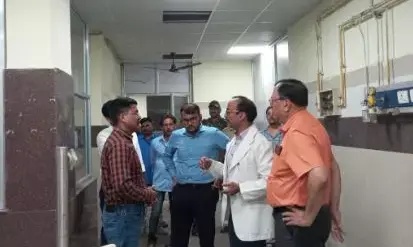 Bilaspur: कलेक्टर पहुंचे डायरिया पीड़ित मरीजों को देखने, बोले-झाड़ फूंक व झोलाछाप डॉक्टरों के चक्कर से बचे