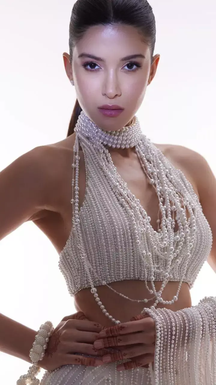 शनाया कपूर ने 1 लाख मोतियों से सजी साड़ी में ढाया कहर, दिया कातिलाना पोज, देखिए...