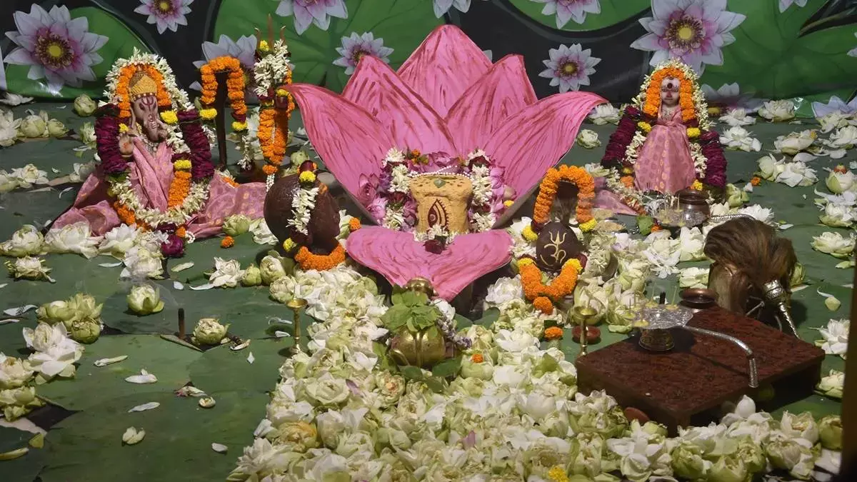 Budheshwar Mahadev Raipur : रायपुर के इस 500 वर्ष प्राचीन शिवलिंग पर हमेशा लिपटे रहते थे सांप... यहाँ भी होती है भस्म आरती