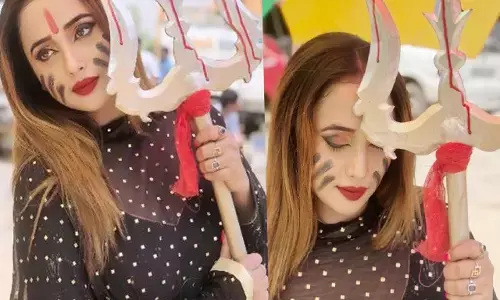 Rani Chatterjee: मुस्लिम होकर शिव जी के भक्ति में डूबी रानी चटर्जी, हाथ में बाबा का त्रिशूल लिए किया धमाकेदार पोस्ट...