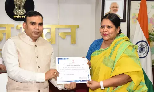 Raipur News:अतिविशिष्ट व्यक्तियों के आगमन पर उत्कृष्ट सेवा कार्य के लिए राजभवन के अधिकारियों-कर्मचारियों का सम्मान