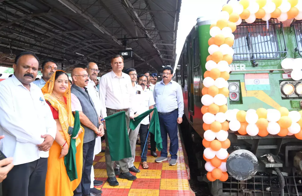 Balod News: श्री रामलला दर्शन योजना: दुर्ग और बस्तर संभाग के 850 श्रद्धालुओं का जत्था अयोध्या धाम हुआ रवाना