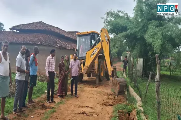 CG News: लापरवाही के खिलाफ कलेक्टर का एक्शन, घटिया नाली बनवाने पर चलवाया बुलडोजर, अधिकारियों को नोटिस जारी