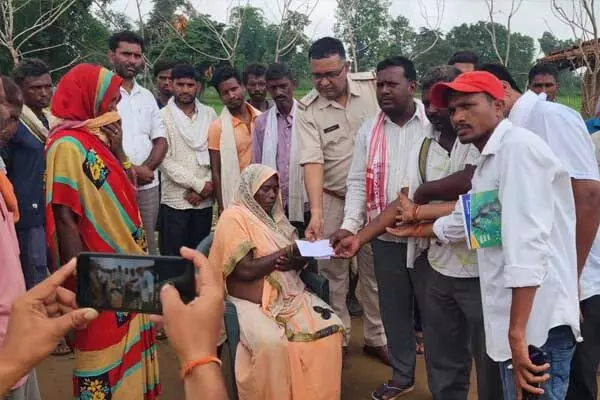 मृतक के परिजनों को सहायता राशि देते रेंजर व जनप्रतिनिधि
