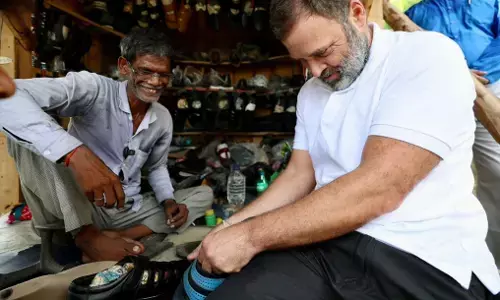 Rahul Gandhi Defamation Case Update: सुल्तानपुर से लखनऊ लौटते समय जूते की सिलाई की, पूछा- घर कैसे चलता है?