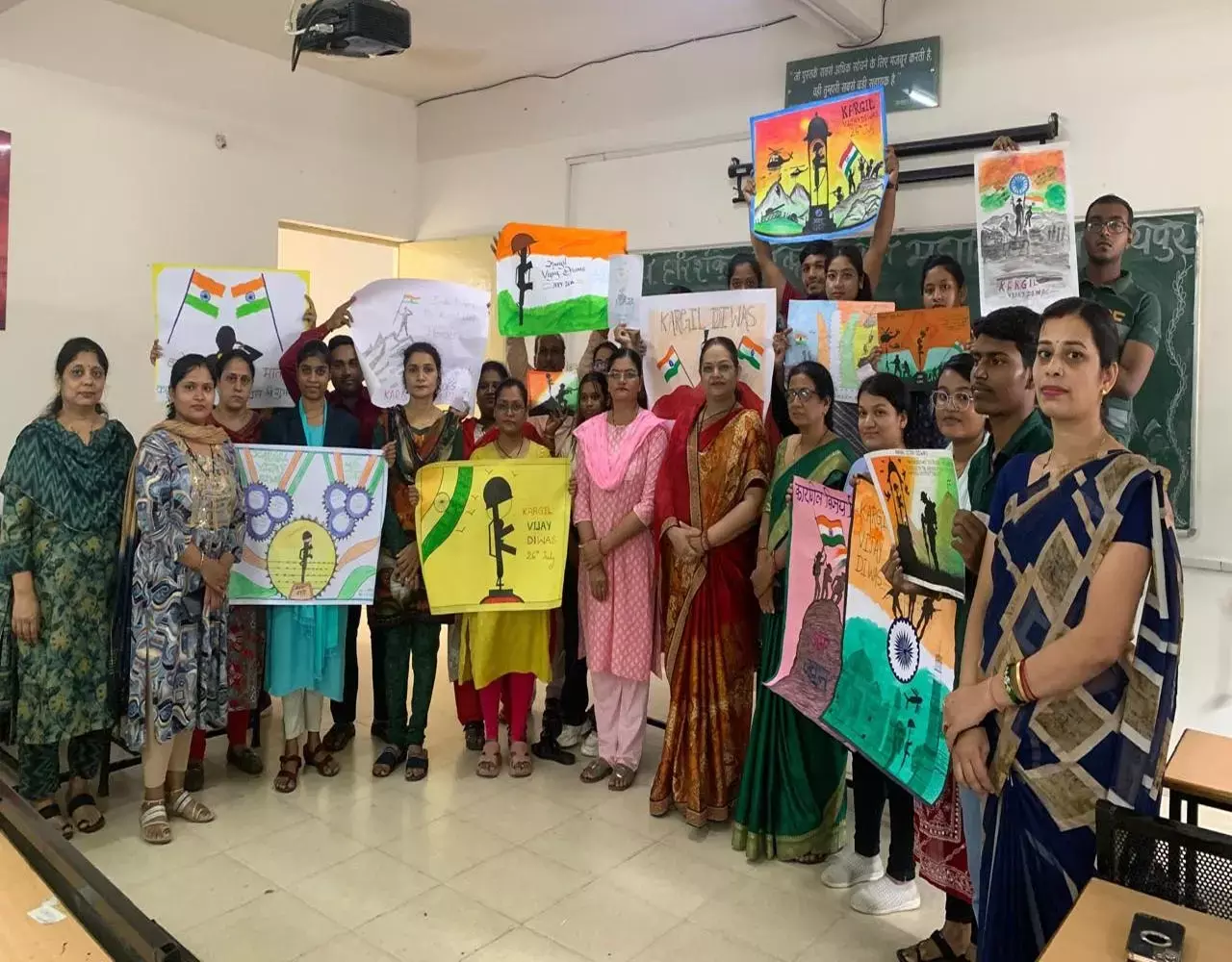 Pt. Harishankar Shukla Memorial College: कारगिल विजय दिवस पर पं. हरिशंकर शुक्ल स्मृति महाविद्यालय में पोस्टर प्रतियोगिता...