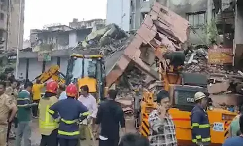Mumbai Building Collapse: नवी मुंबई में 3 मंजिला इमारत गिरी, कई लोगों के फंसे होने की आशंका