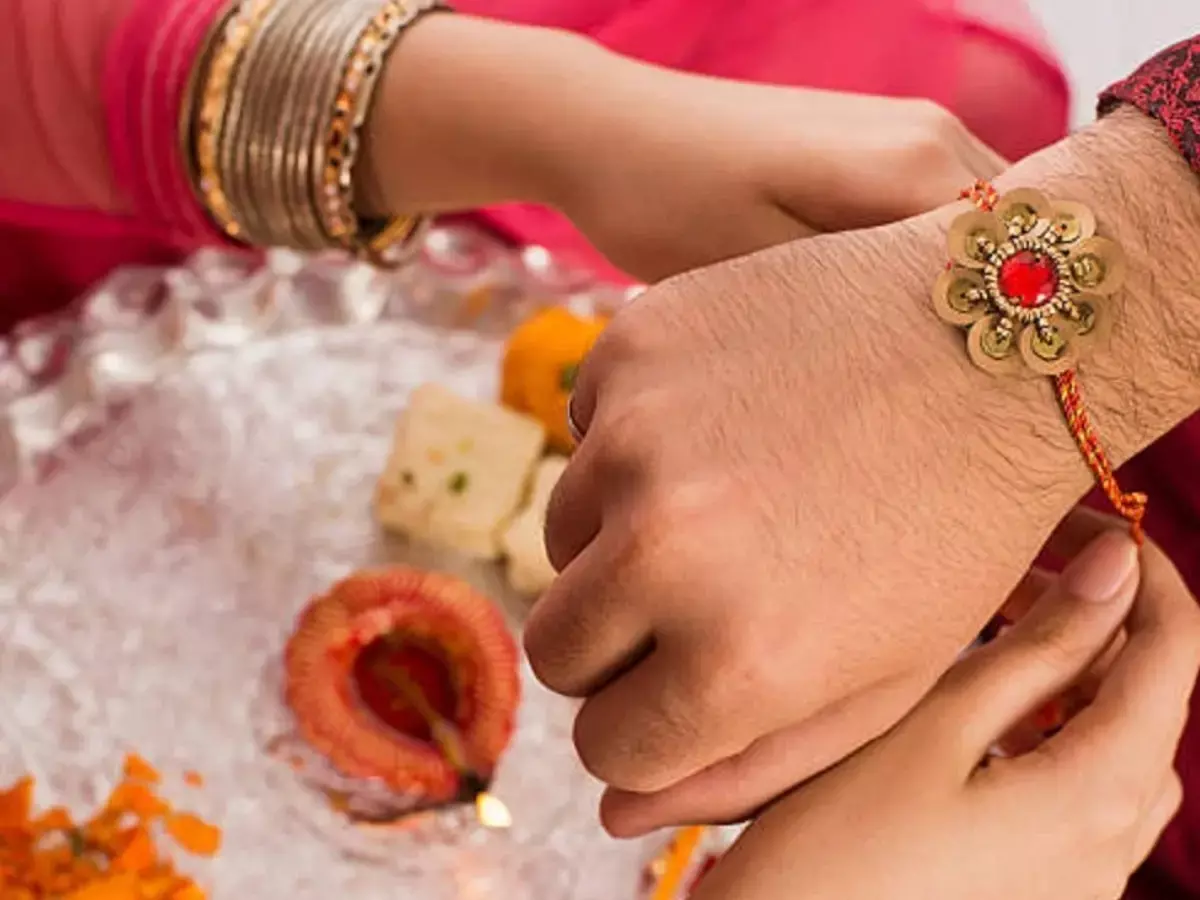 Rakshabandhan pooja rules  : अपने भैया को इस दिशा में बिठाकर बांधे रक्षासूत्र