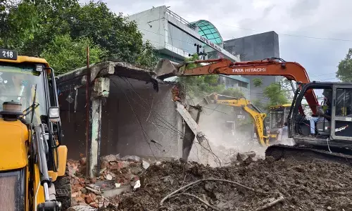 शासकीय भूमि पर बनी 8 अवैध दुकानें जमींदोज, काफी हाउस की दीवार और जीत होटल के अतिक्रमण को भी हटाया गया...