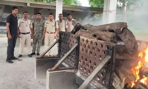 CG: पिता के अंतिम संस्कार के लिए बच्चे नहीं थे सक्षम, टीआई ने दिखाई मानवता, स्टाफ के साथ शव का कराये अंतिम संस्कार…