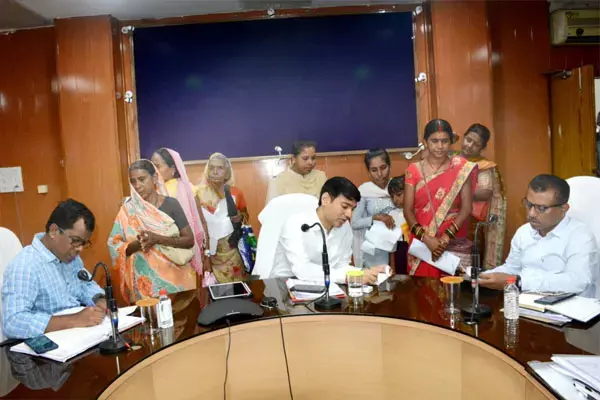 Janjgir News: कलेक्टर ने जिले के दूरस्थ स्थानों से पहुंचे आम लोगों से बारी-बारी से मुलाकात कर गंभीरता से उनकी समस्याओं को सुना