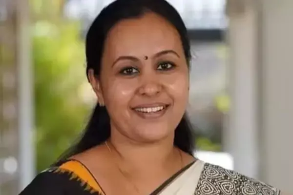 Veena George Accident: स्वास्थ्य मंत्री का हुआ एक्सीडेंट, घायल हालात में अस्पताल में भर्ती, वायनाड जाने के दौरान हुआ हादसा