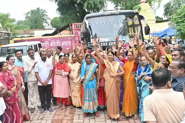 Dhamtari News: रामलला के दर्शन के लिए धमतरी से 133 श्रद्धालु अयोध्या धाम रवाना