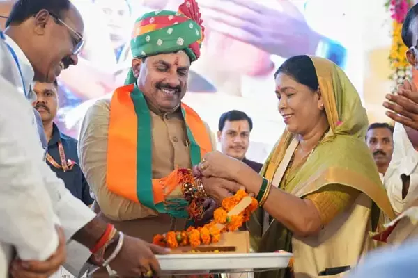 MP News: CM मोहन यादव ने लाडली बहनों के लिए गाया गाना, फिर किया तोहफे का ऐलान, देखें Video
