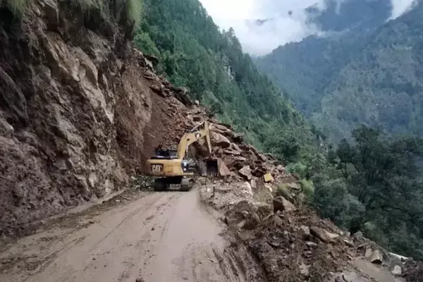 MP Kedarnath News: केदारनाथ में फंसे मध्य प्रदेश के 61 तीर्थयात्री, एयरलिफ्ट कर सुरक्षित निकाला गया