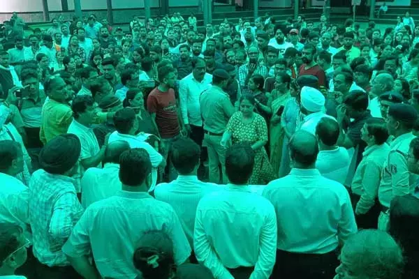 Chhattisgarh Crime News: मासूम के साथ दुष्‍कर्म पर पर्दा डालने वाले बड़े पब्लिक स्‍कूल का 500 से अधिक अभिभावकों ने किया घेराव: प्राचार्य के गोलमोल जवाब से उखड़े पालक