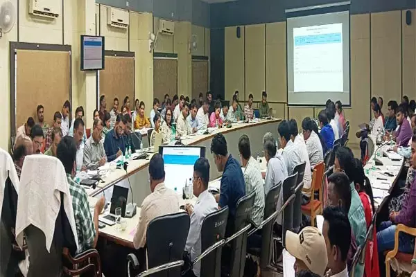 Mahasamund News: आवास योजना के तहत निर्माण कार्यों को दें सर्वोच्च प्राथमिकता - सीईओ आलोक