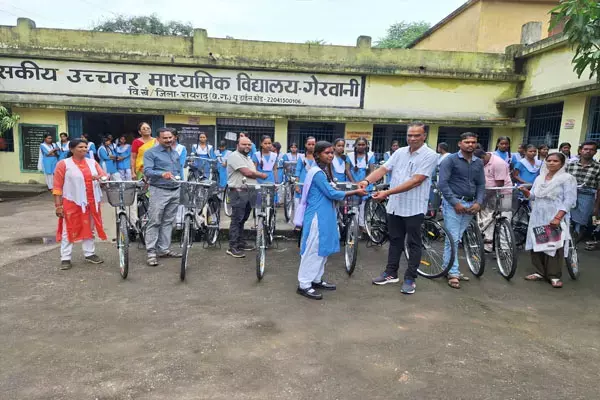 Raigarh News: सरस्वती सायकल योजना से बदली छात्राओं की जिंदगी