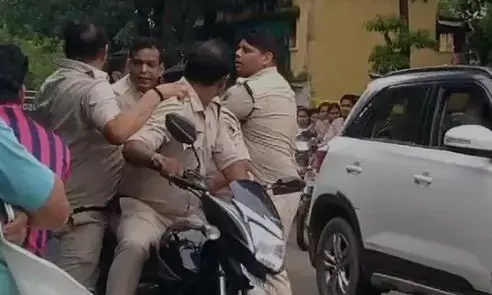 Bilaspur News: आपस में भिड़े पुलिसकर्मी, जमकर मारपीट का वीडियो वायरल, देखें...