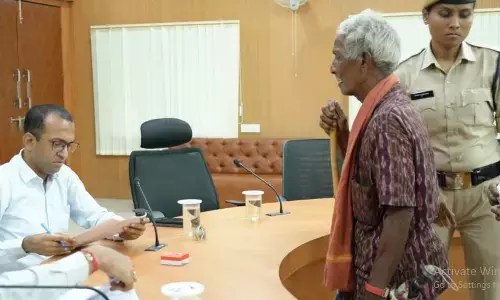 Korba News: पालकों के साथ स्कूली बच्चों को जनदर्शन में देख नाराज हुए कलेक्टर, बोले- न आए अभिभावक...