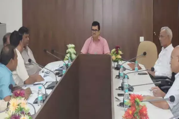 Chhattisgarh News: काम की धीमी रफ्तार पर भड़के चेयरमैन दयानंद: 32 को कारण बताओ नोटिस, 2 कंपनियों को किया गया ब्‍लैक लिस्‍टेड