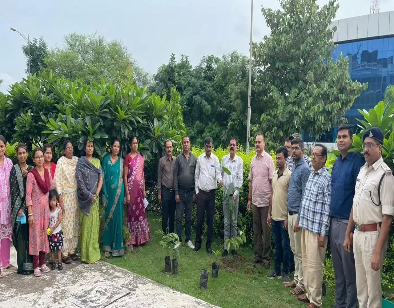 Raipur News: ‘एक पेड़ मां के नाम’ पर जेल मुख्यालय नवा रायपुर में किया गया वृक्षारोपण