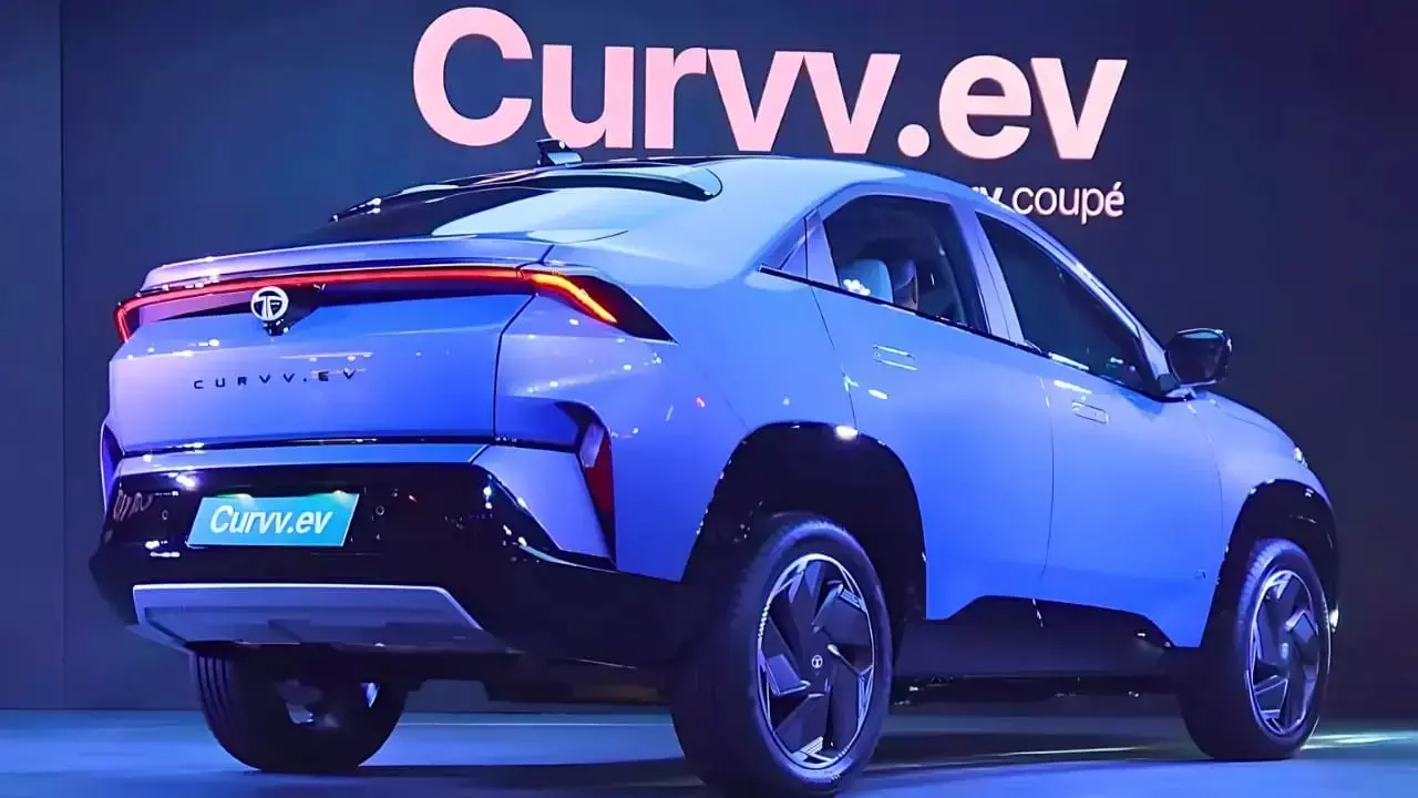 Tata Curvv EV Launched: टाटा ने लॉन्च की अपनी नई इलेक्ट्रिक कार टाटा कर्व ईवी, कीमत सिर्फ़ 17.49 लाख से शुरू!...