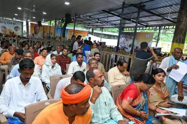Chhattisgarh News: सीएम विष्णुदेव का जनदर्शन: रिमझिम बारिश बीच मुख्यमंत्री से मिलने बड़ी संख्या में पहुंचे लोग Chhattisgarh News: सीएम विष्णुदेव का जनदर्शन: रिमझिम बारिश बीच मुख्यमंत्री से मिलने बड़ी संख्या में पहुंचे लोग