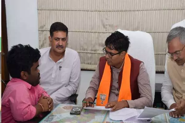 Chhattisgarh News: भाजपा के सहयोग केंद्र में पहुंचे वित्त मंत्री चौधरी: आवेदनों व समस्याओं का किया त्वरित निराकरण Chhattisgarh News: भाजपा के सहयोग केंद्र में पहुंचे वित्त मंत्री चौधरी: आवेदनों व समस्याओं का किया त्वरित निराकरण