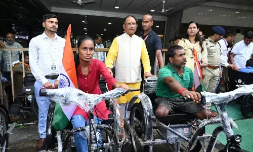 CG News: CM विष्णुदेव साय के हाथों जनदर्शन कार्यक्रम में दिव्यांगों को मिली बैटरी चलित ट्राई साइकिल