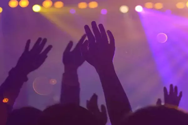 Noida Rave Party News: महंगी शराब, हुक्का, ड्रग... हाई प्रोफाइल सोसायटी में चल रही थी रेव पार्टी, इस हाल में पकड़े गए 35 छात्र - छात्राएं