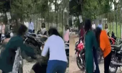CG: एक बॉयफ्रेंड के लिए दो प्रेमिका भिड़ी, बीच सड़क पर हुआ विवाद, फिर जमकर खींचे एक दूसरे के बाल और थप्पड़ भी बरसाए...
