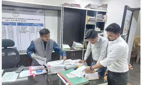 CG: एसडीएम, तहसीलदार को नोटिस, संभागायुक्त कावरे अचानक पहुंचे कार्यालय, नाम-पद वाली पट्टिकायें लगाने के भी निर्देश