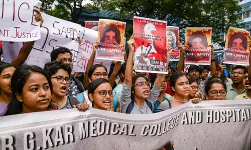 Kolkata Doctor Rape Case: कोलकाता मेडिकल कॉलेज में महिला डॉक्टर के साथ दरिंदगी, परिवार ने लगाए चौंकाने वाले आरोप