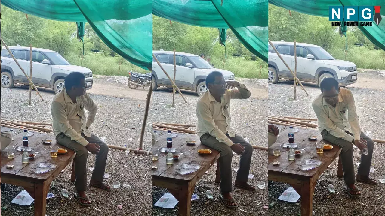 CG Drunken Teacher: लो फिर आ गया एक और शराबी शिक्षक का वीडियो, बच्चों को पढ़ाना छोड़ शिक्षक और चपरासी शराब पीते और चखना खाते दिखे...