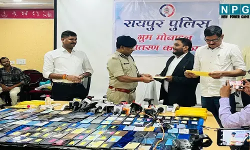 Raipur News: पुलिस ने कोने-कोने से ढूंढ निकाले एक करोड़ के 450 गुम मोबाइल, वापस पाकर खिल उठे लोगों के चेहरे...