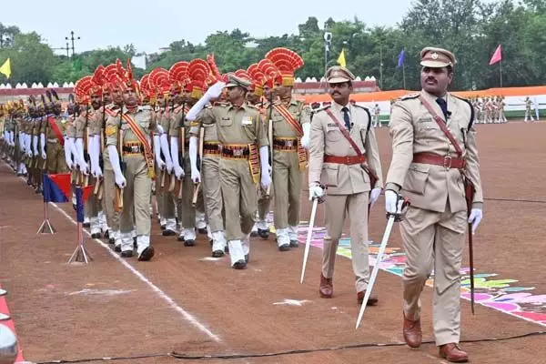 प्रदेशवासियों के नाम अपने संबोधन में मुख्‍यमंत्री... ... CG Independence Day: सीएम का प्रदेश की जनता के नाम संदेश: राजधानी के पुलिस परेड मैदान में विष्‍णुदेव ने किया ध्‍वजा रोहण