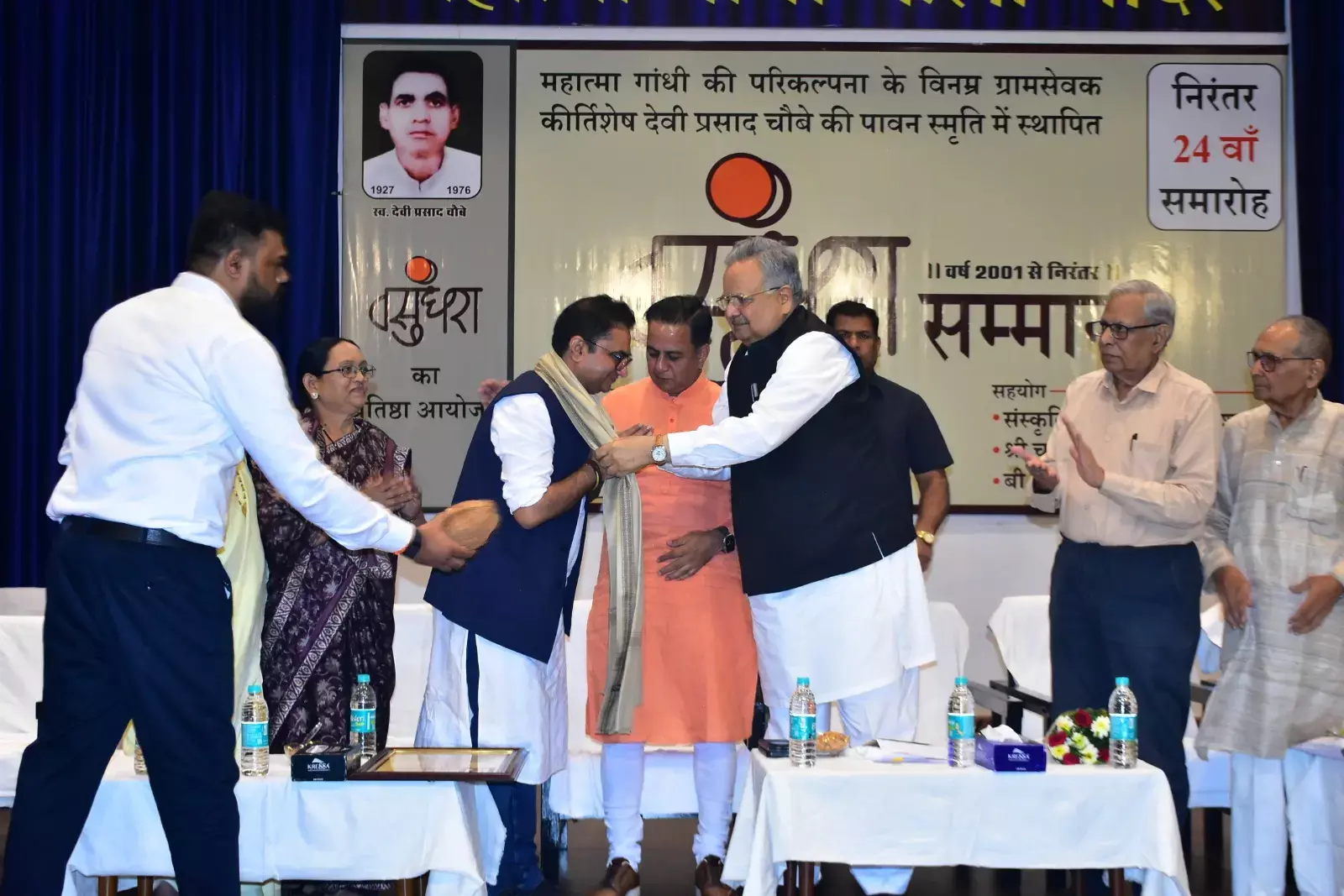 छत्तीसगढ़ के विकास में पत्रकारिता का अमूल्य योगदान, डॉ. रमन सिंह- वसुंधरा सम्मान से सम्मानित हुए विश्वेश ठाकरे...