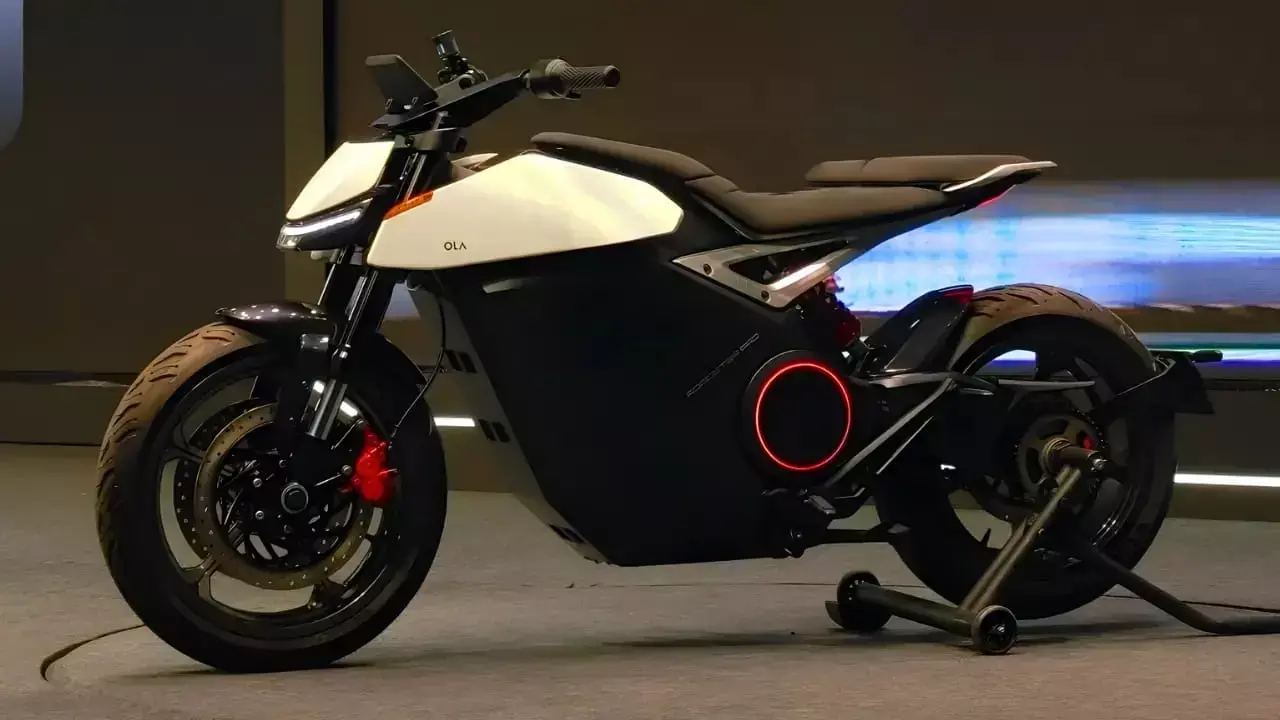 Ola Roadster Motorcycle Series: ओला ने लॉन्च की अपनी पहली इलेक्ट्रिक मोटरसाइकिल सीरीज रोडस्टर, शानदार फीचर्स के साथ 579 किमी की रेंज, जानिए कीमत...