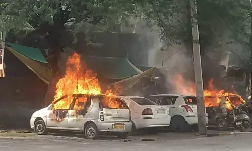 Udaipur Violence News: उदयपुर के स्कूल में चाकूबाजी के बाद भड़की हिंसा, गाड़ियों में लगाई आग, धारा-144 लागू