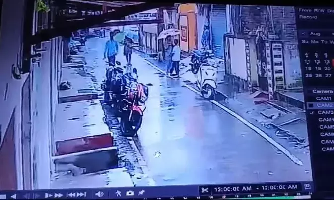 GPM News: कुत्ते को लाठी से पीट-पीटकर मार डाला, कैमरे में कैद हुई घटना...